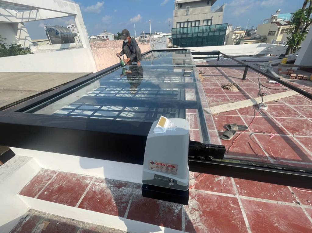 Giếng trời lùa trượt tự động đóng khi có mưa điều khiển từ xa