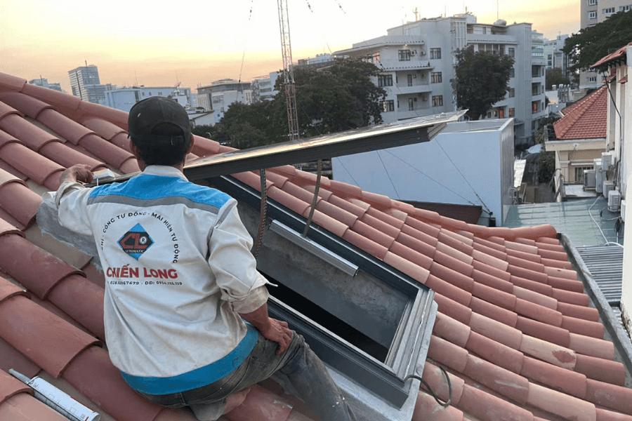 Giếng trời tự động thông minh Lật mở. tự đóng khi có mưa