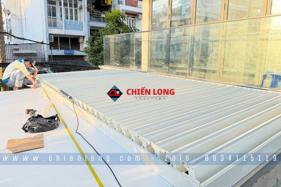 Mái Nhôm Xếp Lật Tự Động Sân Trước 2.5x5.4m