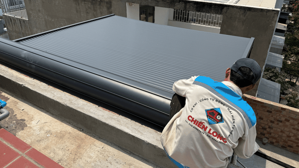 Mái nhôm cuốn chống nắng tự động trên mái kính