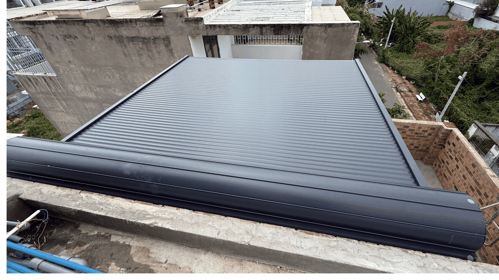 Mái nhôm cuốn chống nắng tự động trên mái kính