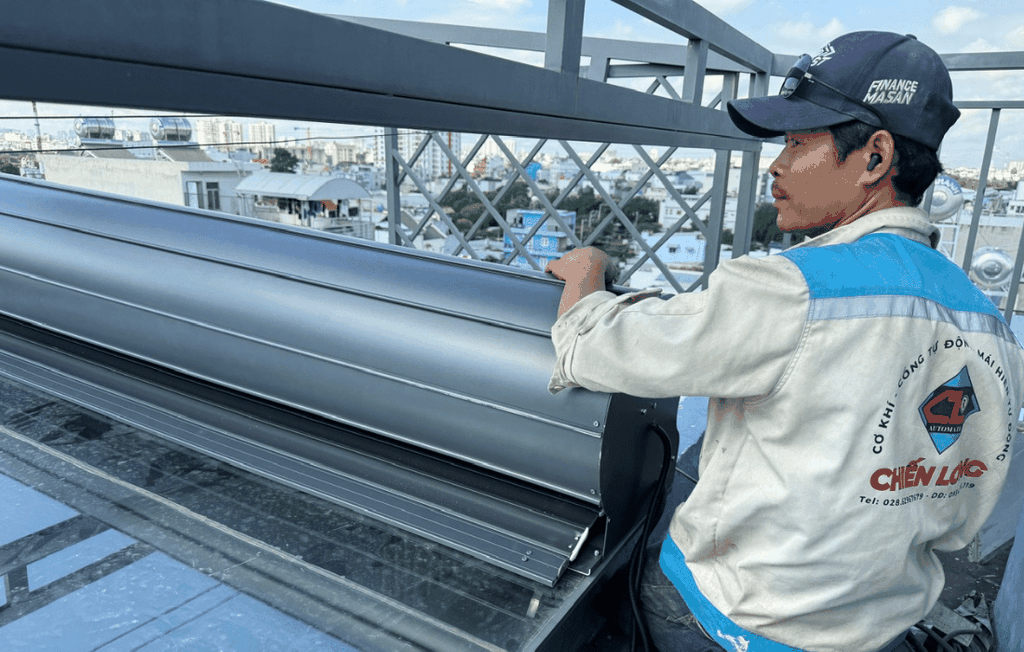 Công trình lắp đặt mái nhôm cuốn tự động chống nắng trên mái kính nhà chị Oanh Q12.TPHCM
