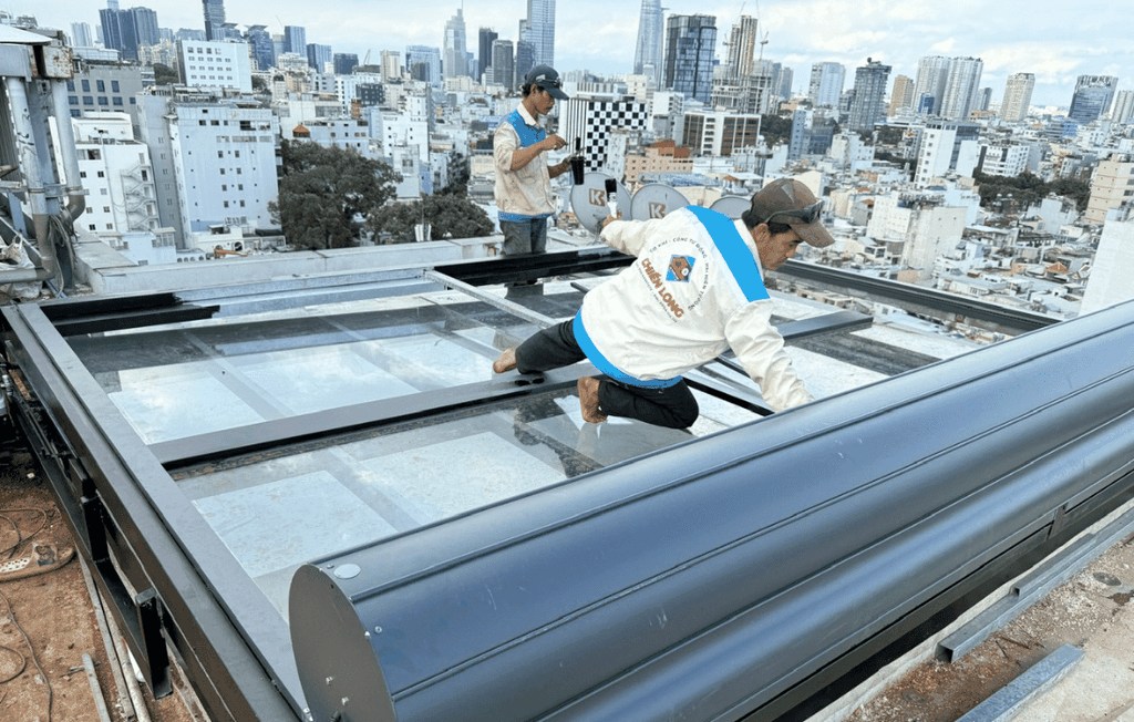 Công trình lắp đặt mái nhôm cuốn tự động chống nắng trên mái kính kết hợp cả giếng trời tự động tai Q1. HCM
