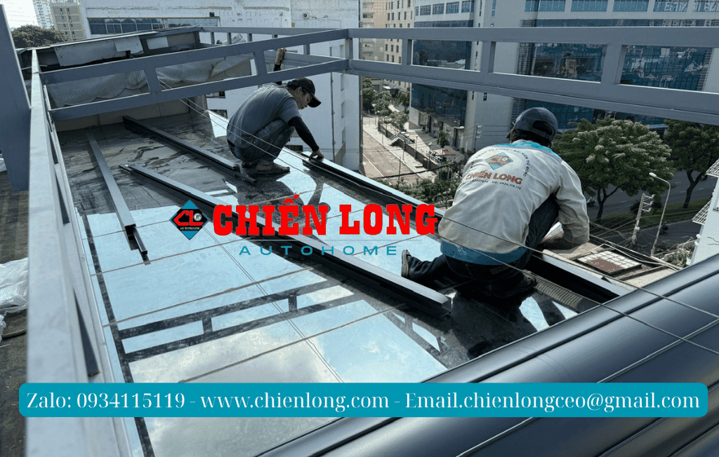 Công trình lắp đặt mái nhôm cuốn tự động chống nắng trên mái kính nhà chị Oanh Q12.TPHCM