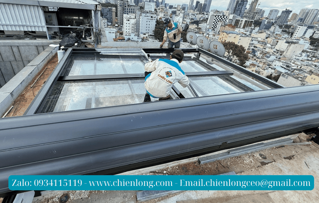 Công trình lắp đặt mái nhôm cuốn tự động chống nắng trên mái kính kết hợp cả giếng trời tự động tai Q1. HCM