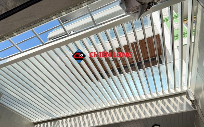 Mái nhôm xếp lật tự động giếng trời | Thi công trọn gói – Báo giá 2026