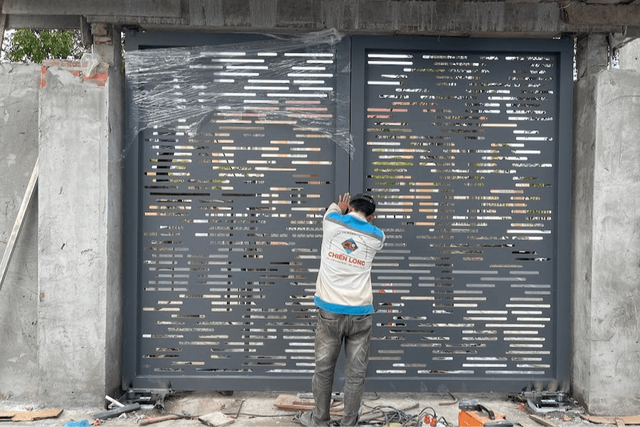 Mẫu cổng sắt 4 cánh phối hoa văn Chữ Thọ kiêu dang thanh lich hiện đại