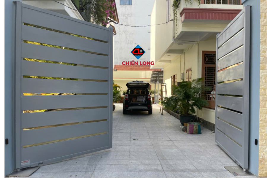 Mẫu cổng sắt 2 cánh thiết kế hiện đại sọc ngang hiệu ứng 3D mới nhất 2025