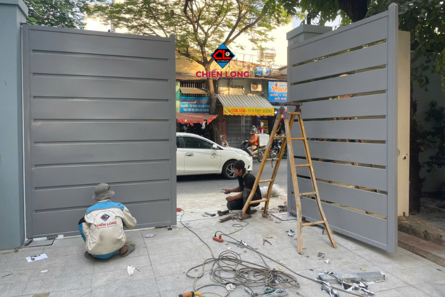 Mẫu cổng sắt 2 cánh thiết kế hiện đại sọc ngang hiệu ứng 3D mới nhất 2025