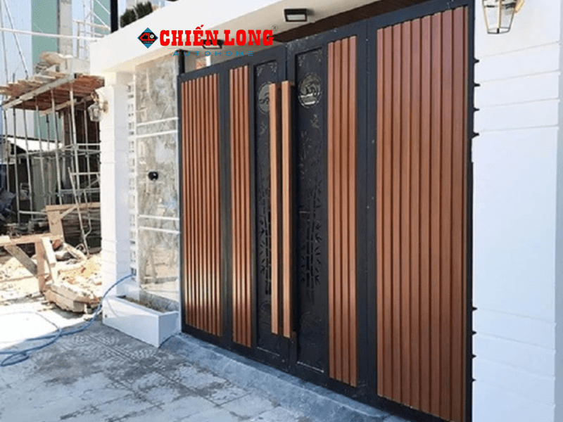 Mẫu cổng 4 cánh ốp nhựa giả gỗ ngoài trời - Phối hoa văn cắt CNC thiết kế hiện đại