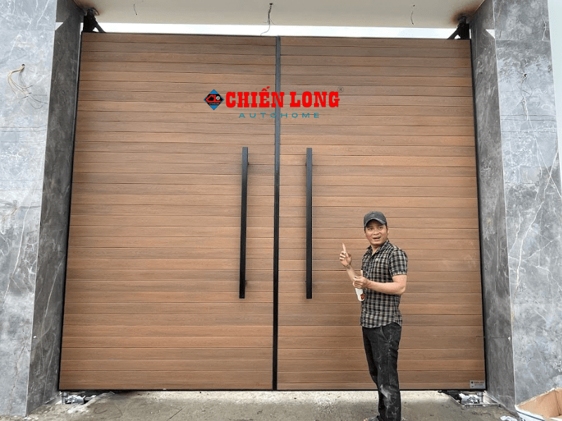 Mẫu cửa cổng sắt 2 cánh Ốp tấm nhựa giả gỗ ngoài trời CL0075