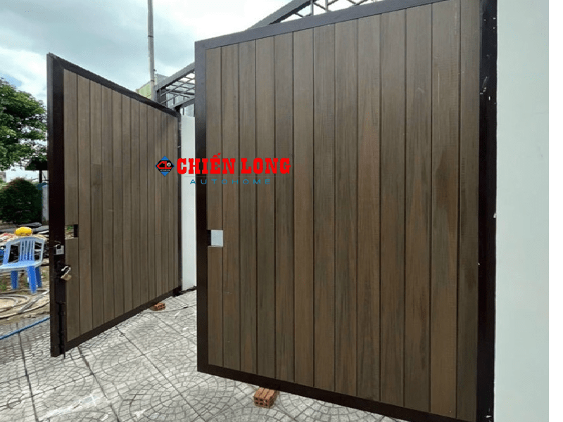 Mẫu cửa cổng sắt 2 cánh Ốp tấm nhựa giả gỗ ngoài trời CL0075
