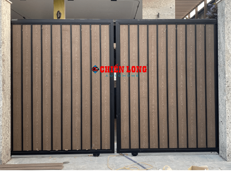 Mẫu cửa cổng sắt 2 cánh Ốp tấm nhựa giả gỗ ngoài trời CL0075