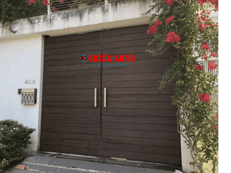 Mẫu cửa cổng sắt 2 cánh Ốp tấm nhựa giả gỗ ngoài trời CL0075