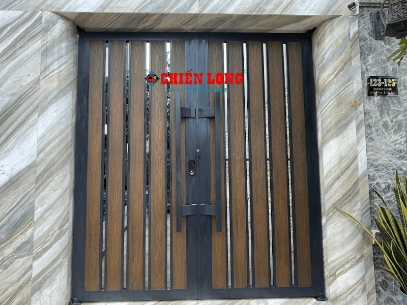 Mẫu cửa cổng sắt 2 cánh Ốp tấm nhựa giả gỗ ngoài trời CL0075