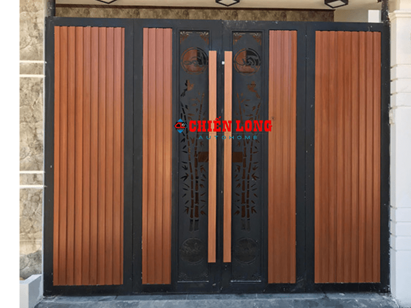 Mẫu cửa cổng sắt 2 cánh Ốp tấm nhựa giả gỗ ngoài trời CL0075
