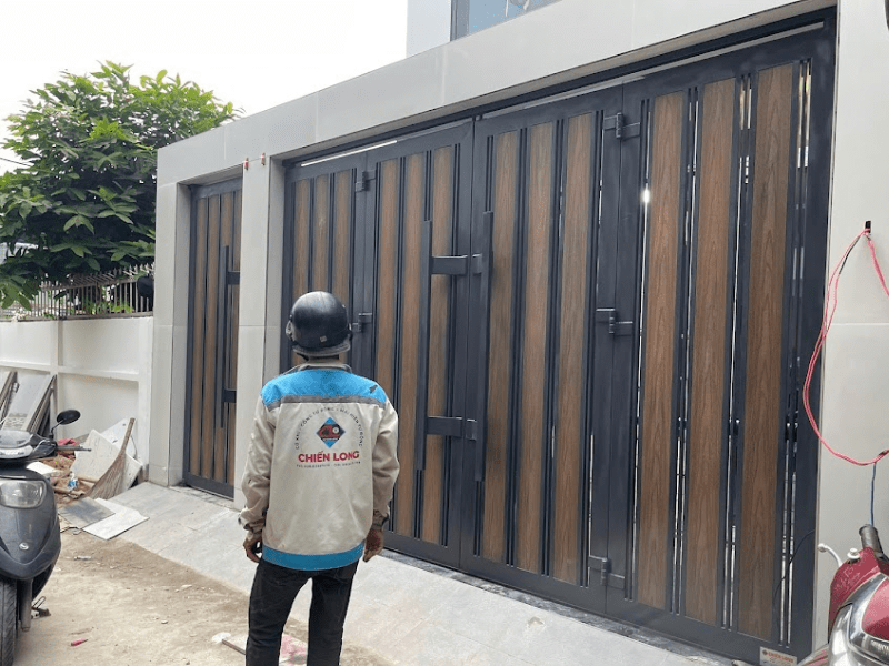 Cửa cổng sắt 4 cánh ốp nhựa giả gỗ song đứng phối hoa văn sắt CNC CL0058