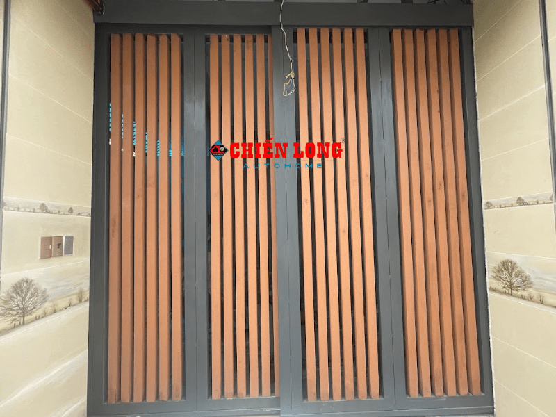 Cửa cổng sắt 4 cánh ốp nhựa giả gỗ song đứng phối hoa văn sắt CNC CL0058