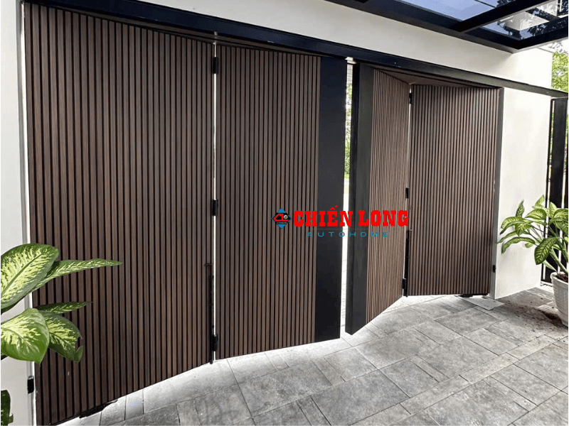 Cửa cổng sắt 4 cánh ốp nhựa giả gỗ song đứng phối hoa văn sắt CNC CL0058