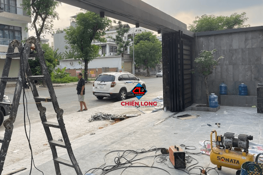 Mẫu cửa cổng lùa xếp lớp 4 cánh tự động - ốp Gỗ nguyên sinh + Bề mặt phủ PVDF/ASA, chống tia UV