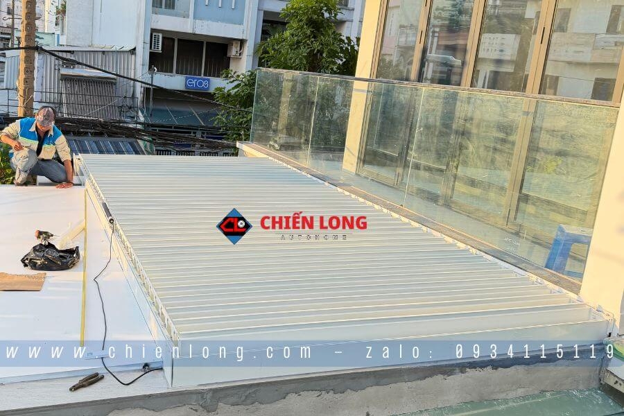 Mái Nhôm Xếp Lật Tự Động Sân Trước 2.5x5.4m