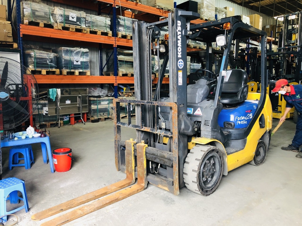 Xe nâng cũ Komatsu FD25NT-16 trọng tải 2.5 tấn 2008