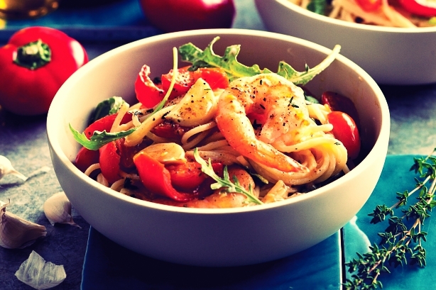 Nấu mỳ spaghetti trộn tôm lõi với bếp điện từ