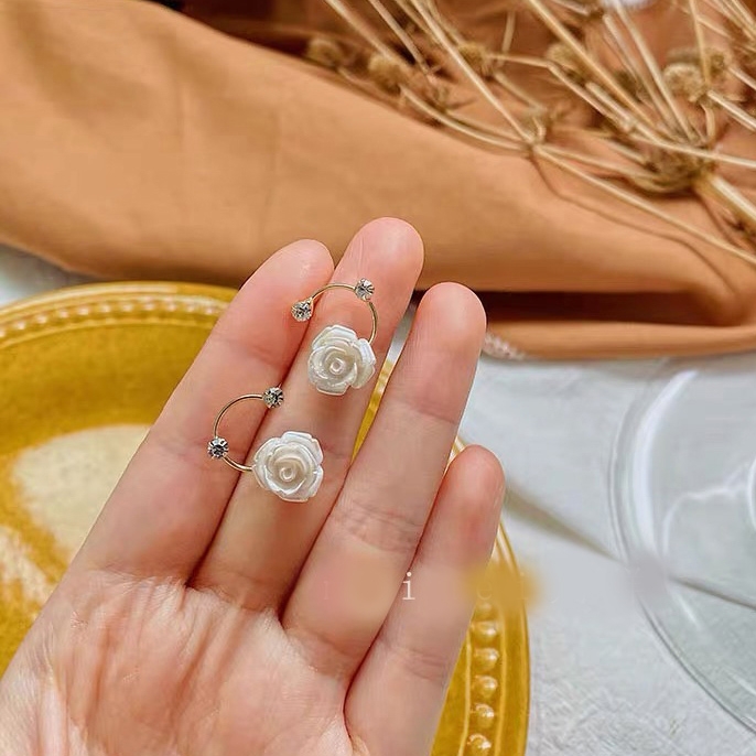 BÔNG TAI HOA HỒNG TRẮNG  D05