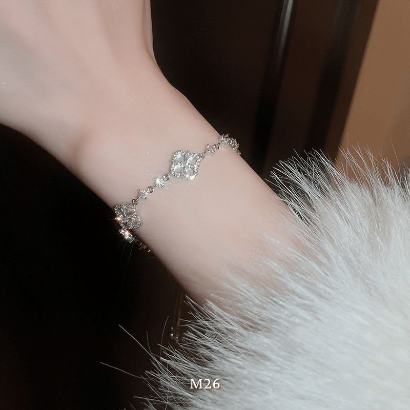 Vòng tay cỏ 4 lá đính đá M26
