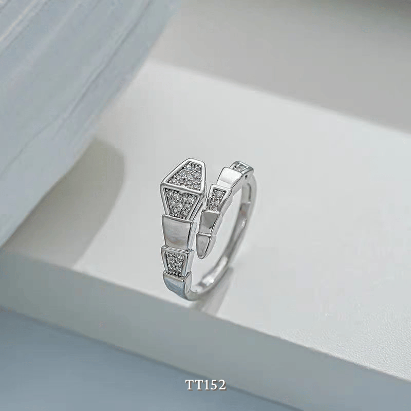 Nhẫn đính đá hình rắn TT152