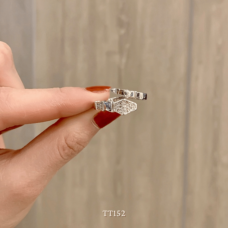 Nhẫn đính đá hình rắn TT152