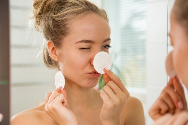 Da mụn có nên dùng dầu tẩy trang không?