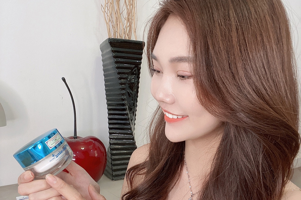 Hot Girl Thảo Nhi: Nghe cư dân mạng đồn kem dưỡng trắng da Dabo đang rất là hot trên thị trường