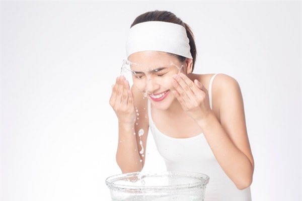 Mỗi ngày áp dụng 4 cách chăm sóc da dầu khi làm việc trước máy tính để bảo vệ làn da tốt hơn