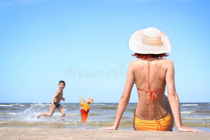 Kem chống nắng đi biển, chọn loại nào tốt nhất cho người lớn và trẻ em?