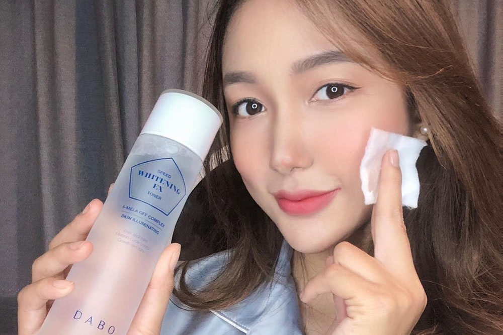 GIẢI ĐÁP: Da dầu nên dùng Toner hay Nước Hoa Hồng?