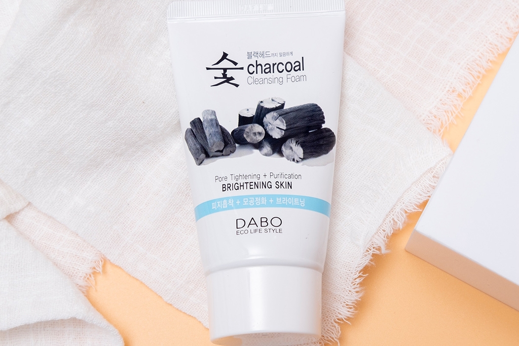 Khám phá sữa rửa mặt kiềm dầu trị mụn Than Hoạt Tính