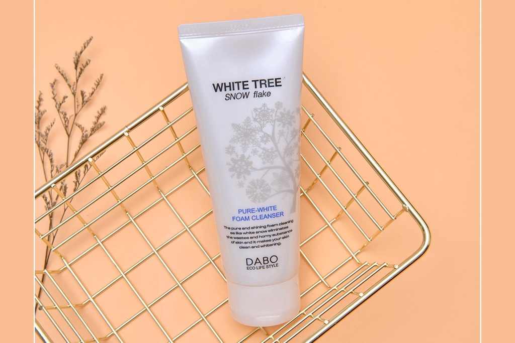 Sữa rửa mặt Dabo White Tree Snow Flake Foam Cleanser đánh bay dầu và trắng da hiệu quả