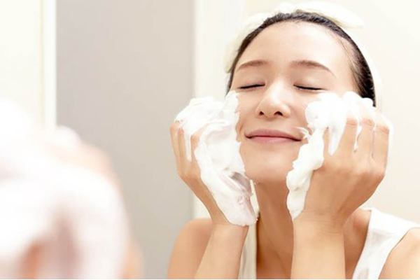 Có nên sử dụng sữa rửa mặt vào buổi sáng?