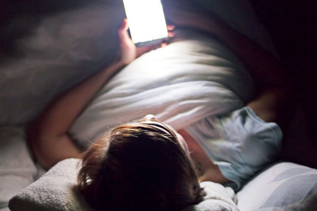 Tại Sao Ngủ Muộn Khiến Da Thâm Sạm Và Nổi Mụn Nhiều Hơn?