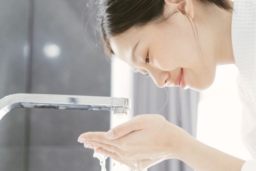 Tại Sao Rửa Mặt Xong Da Bị Khô Căng?