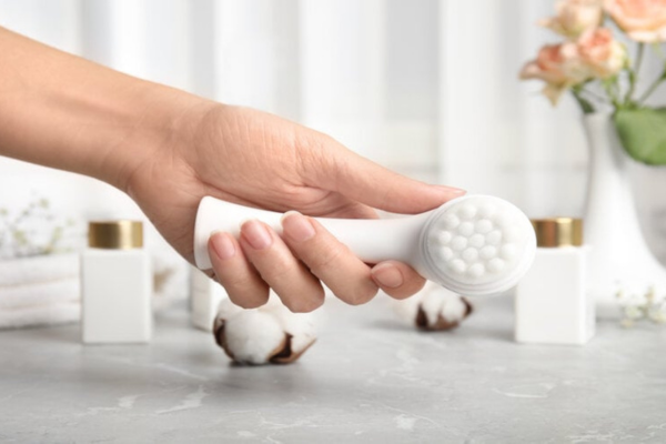 Rửa Mặt Bằng Tay Hay Máy Rửa Mặt: Lựa Chọn Nào Tốt Hơn?