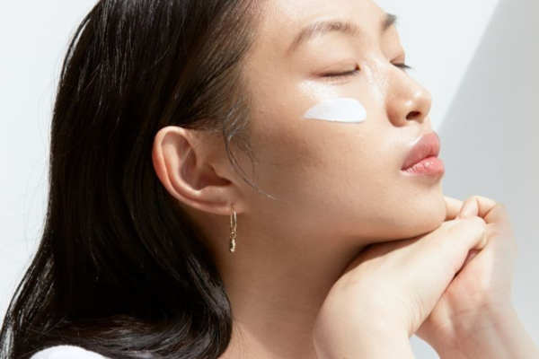 Ảnh Hưởng Của Ánh Sáng Xanh Đến Da – Có Cần Chống Nắng Trong Nhà?