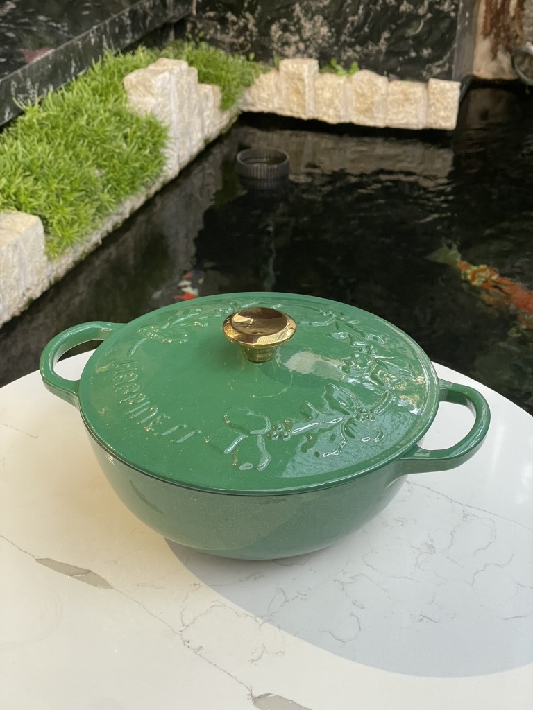 Nồi chảo gang Happiness dây hoa màu xanh lá 23cm