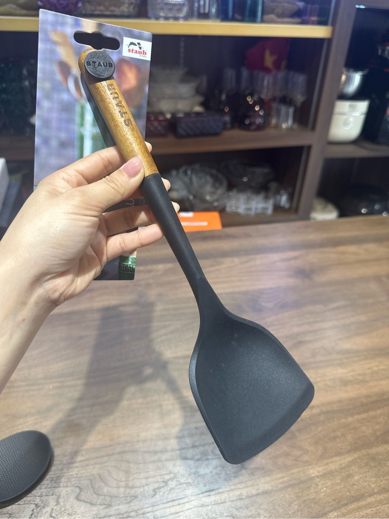 Xẻng lật silicone Staub cán gỗ 1003589 (số 8)