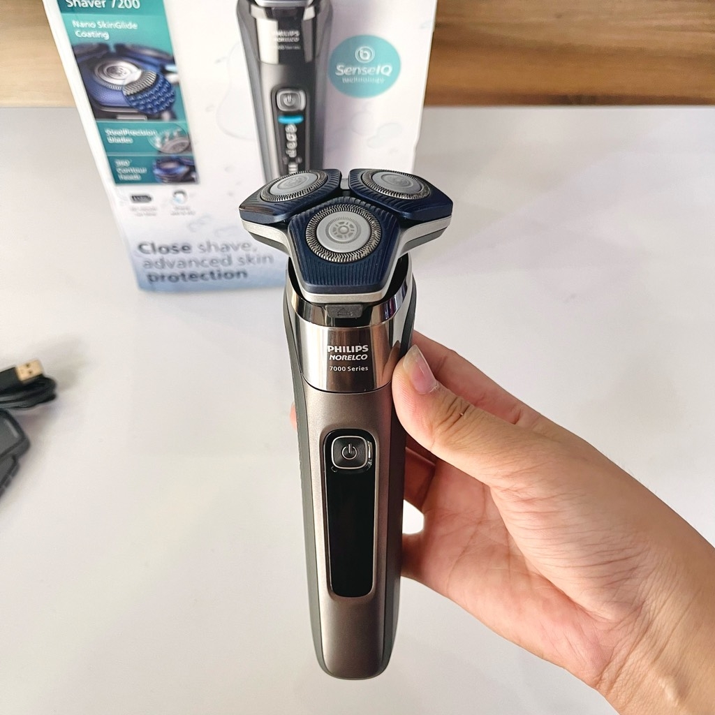 Máy cạo râu Philips Norelco SenseIQ 7200