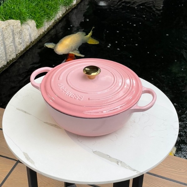 Nồi chảo gang Happiness Marmite 26cm màu hồng