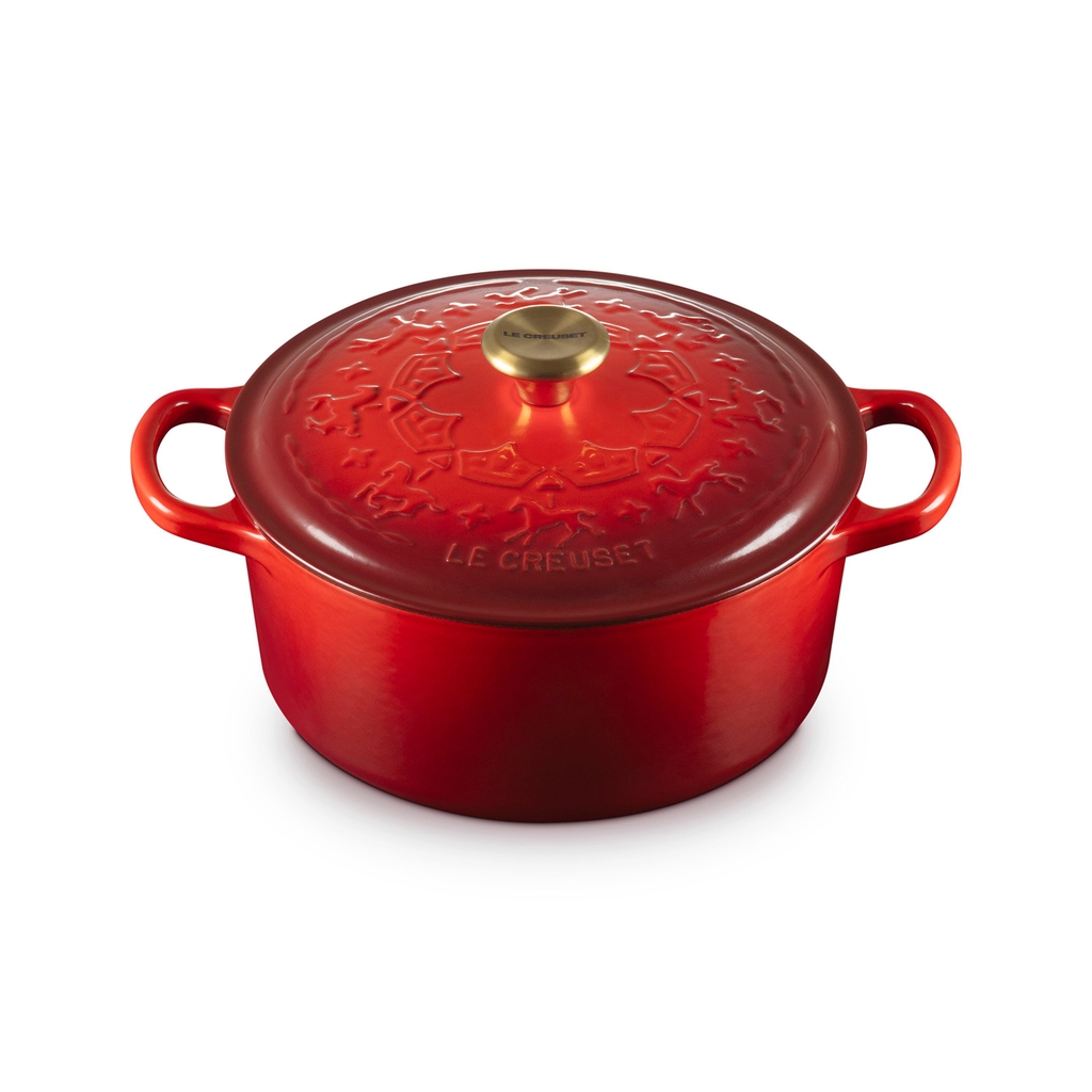 Nồi gang Le Creuset hoạ tiết bát mã truy phong 22cm 3.3L màu đỏ (21963 22 060 2441)