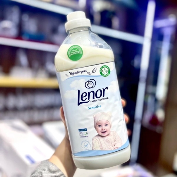 Nước xả vải Lenor Sensitive trắng 1,8L