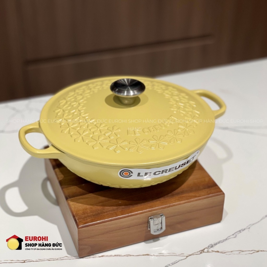 Nồi gang sâu lòng Le Creuset Mimosa hoa mai vàng 22cm 1.8L (21990 22 47 14464)